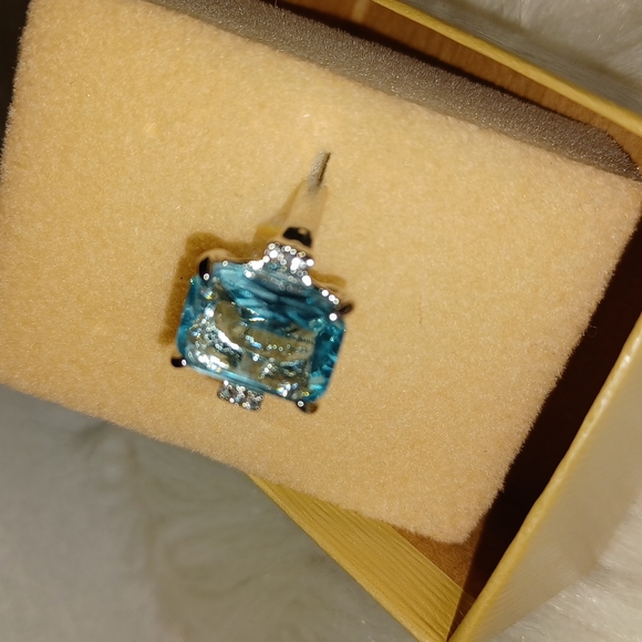 PRETTY BLUE TOPAZ RING Various Sizes - Picture 3 of 9